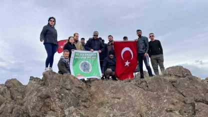 Iğdır’da dağcılardan Cumhuriyet Bayramı’na özel Tekelti Dağı zirve tırmanışı