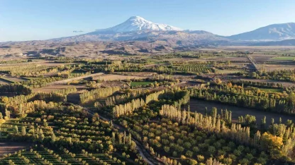 Iğdır’ın renk cümbüşüne dönüşen doğal cenneti İrem Bağları, havadan görüntülendi