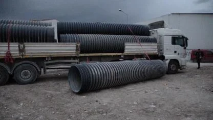 İnşaatta üstüne 750 kiloluk boru düşen sürücü ağır yaralandı