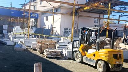 Kağızman'da üzerine mermer tabla düşen kişi öldü