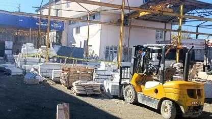 Kağızman'da üzerine mermer tabla düşen kişi öldü