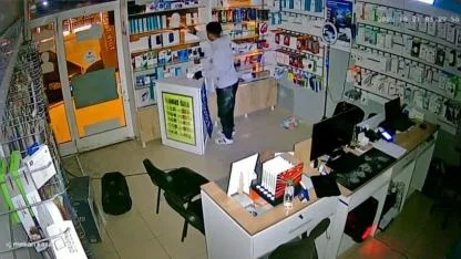 Kameraya aldırış etmeyen hırsız çok sayıda elektronik malzeme çaldı