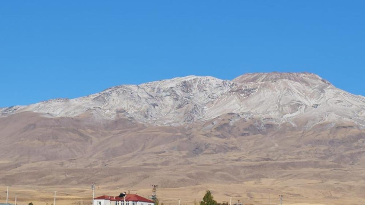 Kar yağışı Süphan Dağı&#039;nı beyaza bürüdü