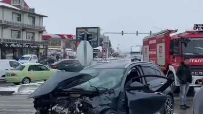 Erzurum'da otomobil ile beton mikseri çarpıştı