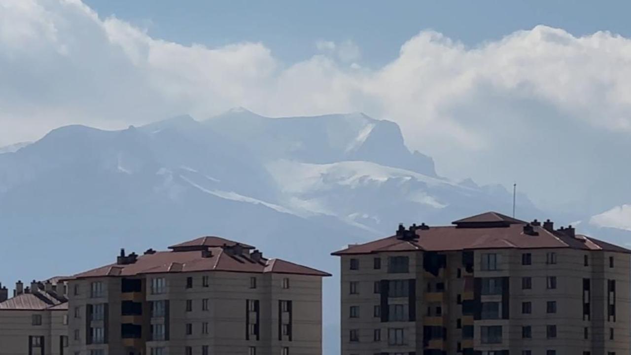 Karlı dağlar ve bulutlar birleşti