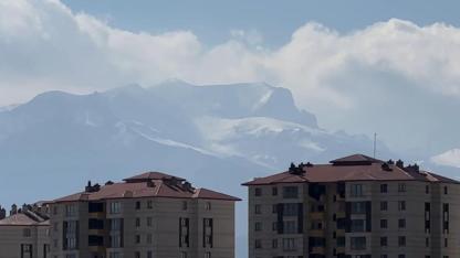 Karlı dağlar ve bulutlar birleşti
