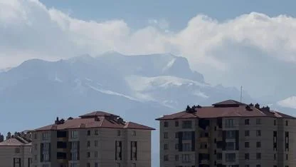 Karlı dağlar ve bulutlar birleşti