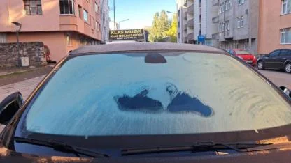 Kars'ta araç camları buz tuttu