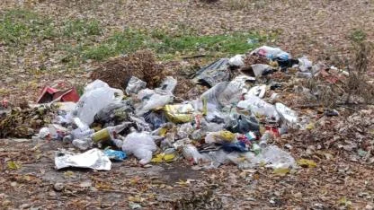 Kars Mesut Yılmaz Parkı çöpten geçilmiyor