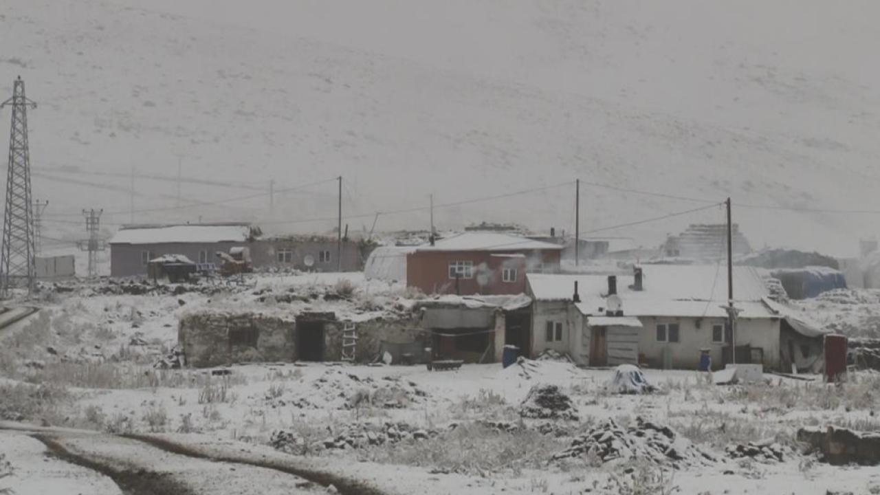 Kars’a mevsimin ilk karı yağdı, vatandaşlar kardan adam yaptı