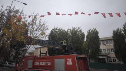 Kars’ta caddeler ve sokaklar Türk bayraklarıyla donatıldı