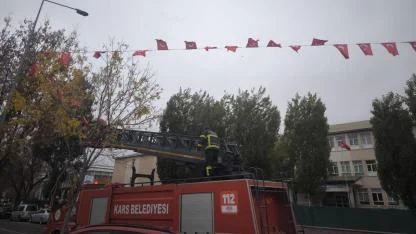 Kars’ta caddeler ve sokaklar Türk bayraklarıyla donatıldı