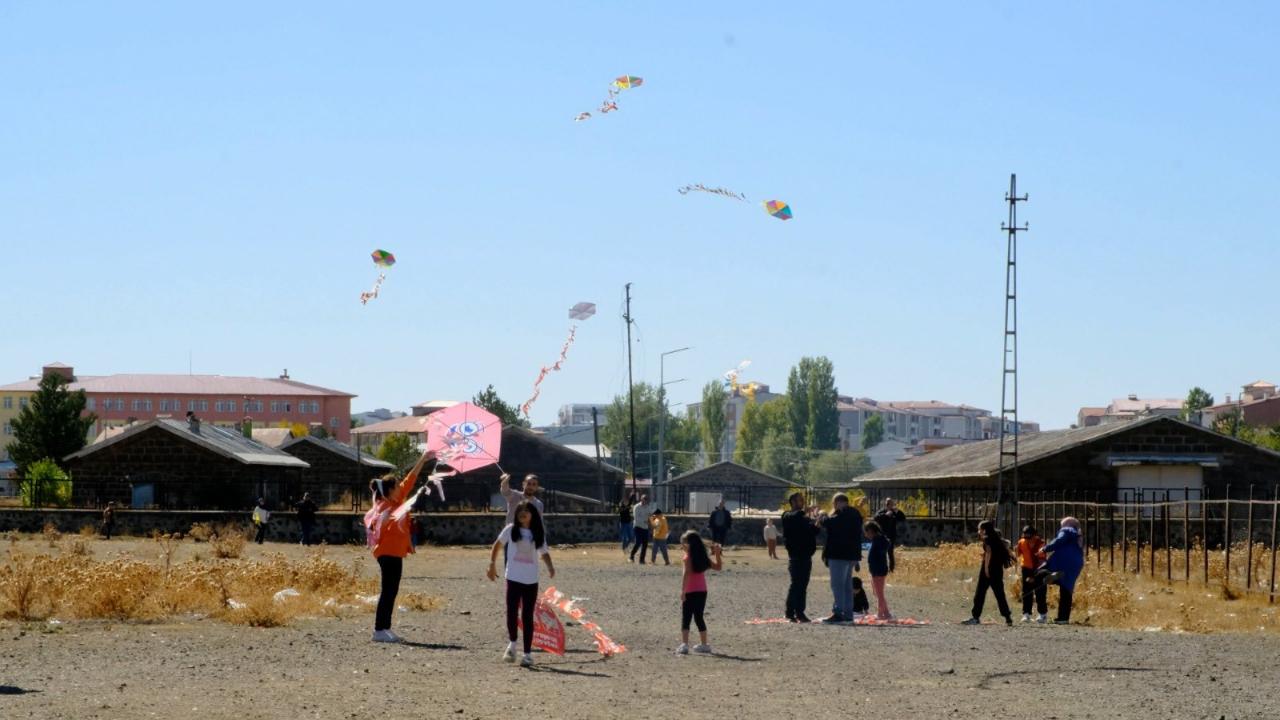 Kars’ta çocuklar uçurtma şenliğinde buluştu