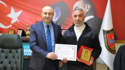 Kars'ta duyarlı şoföre plaket verildi