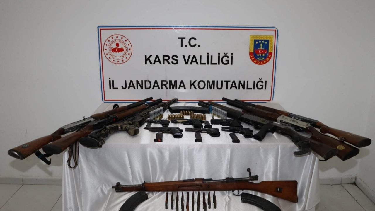 Kars’ta ruhsatsız silah ve aranan şahıslara yönelik operasyon