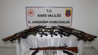 Kars’ta ruhsatsız silah ve aranan şahıslara yönelik operasyon