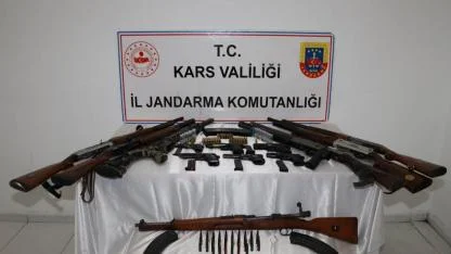 Kars’ta ruhsatsız silah ve aranan şahıslara yönelik operasyon