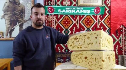 Kars'ta sezonun ilk gravyer peyniri tezgahlarda yerini aldı