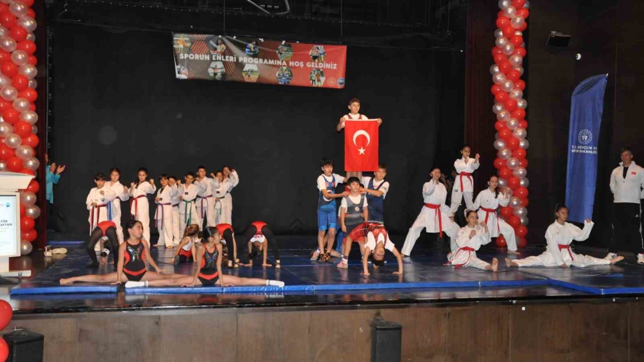 Kars’ta sporun enleri ödüllendirildi