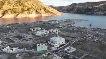 Karakurt Barajında suların çekilmesiyle eski köy ortaya çıktı