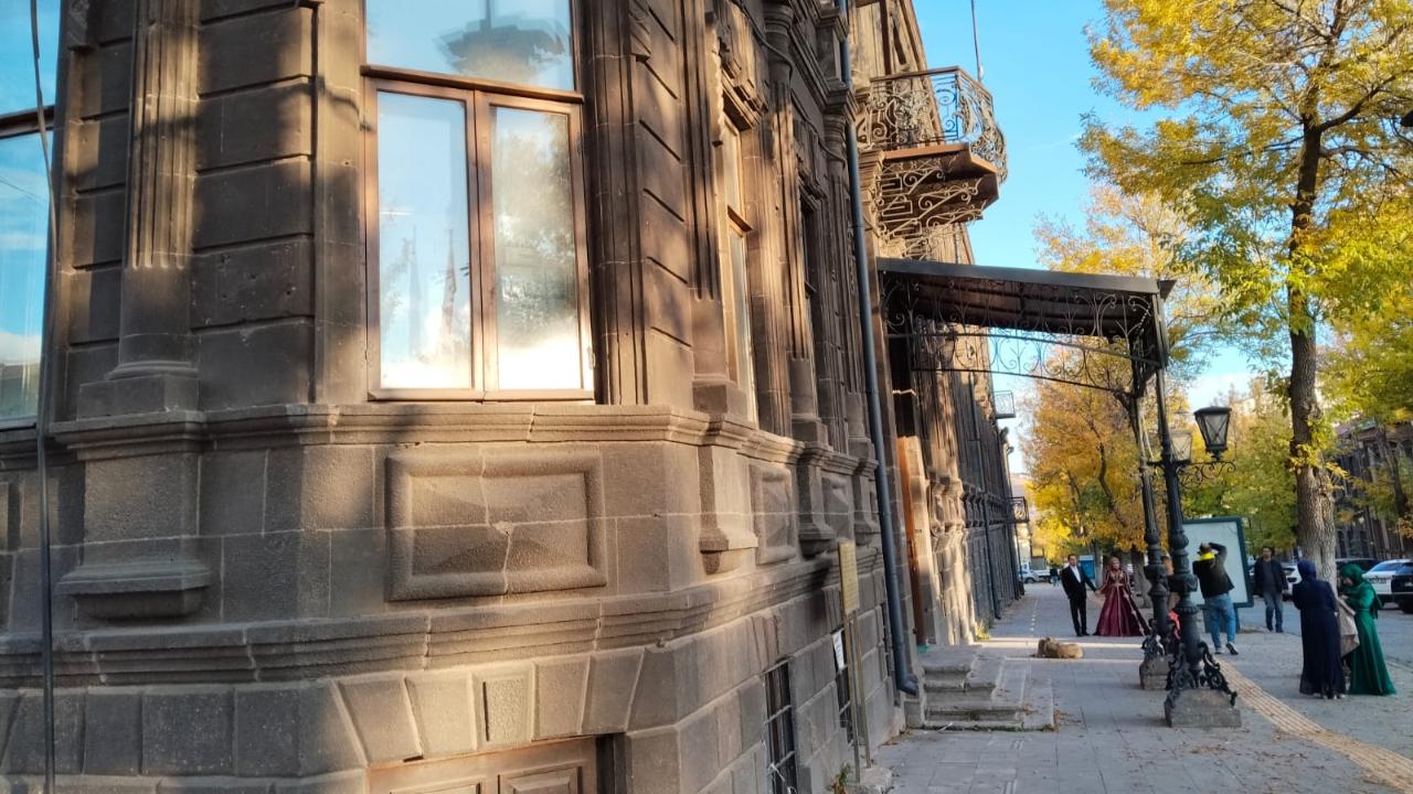Kars’ta tarihi binalar tehlike saçıyor