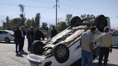 Kaza yapan araç ters döndü