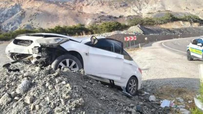 Kontrolden çıkan araç toprak yığınına çarptı