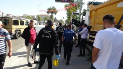 Kontrolden çıkan hafriyat kamyonu iş yerlerine daldı