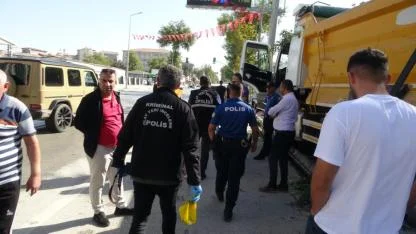 Kontrolden çıkan hafriyat kamyonu iş yerlerine daldı