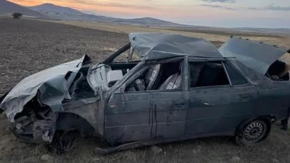 Lastiği patlayan otomobil cipe çarptı