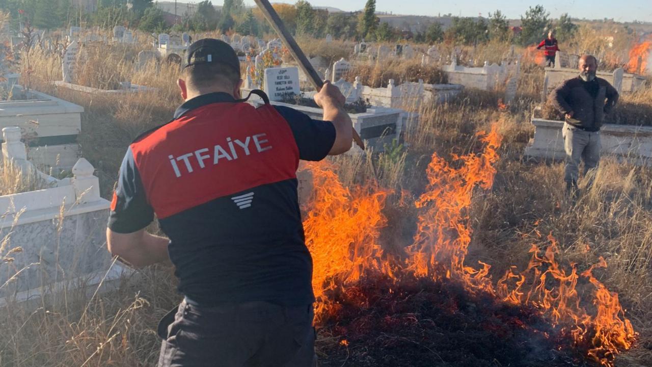 Mezarlıkta çıkan yangın korkuttu