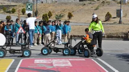 Çocuklar mobil trafik eğitim tırında eğlenerek öğrendi