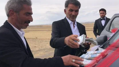 Muhtar gelin konvoyunun önünü kesti 50 bin TL bağış aldı