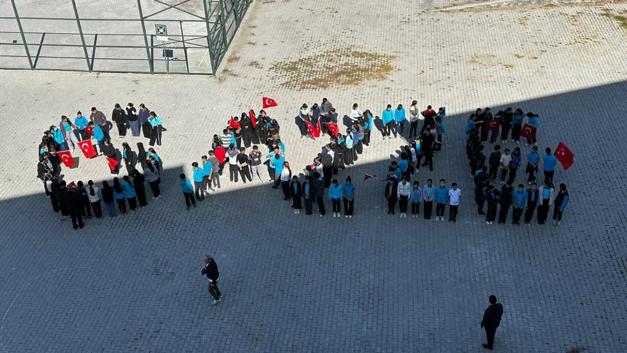 Öğrenciler &quot;Gazze&quot; yazısı oluşturarak destek mesajı verdi