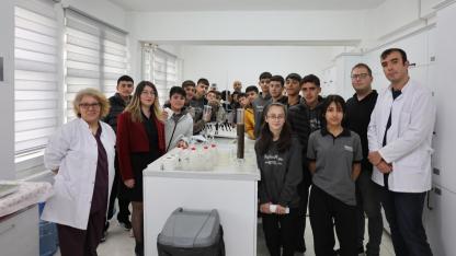 Öğrenciler laboratuvarda uygulamalı eğitim gördü