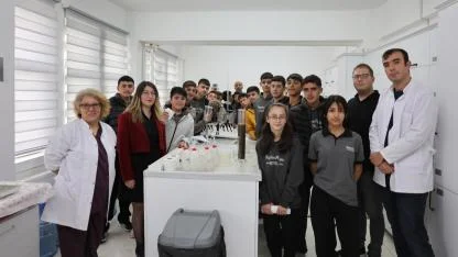 Öğrenciler laboratuvarda uygulamalı eğitim gördü