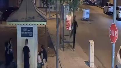 Otobüs durağının camına tekme atarak kırdı