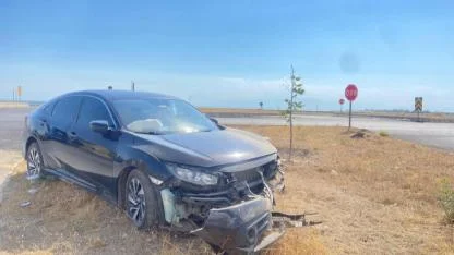 Otomobil bariyerlere çarptı 4 kişi yaralandı