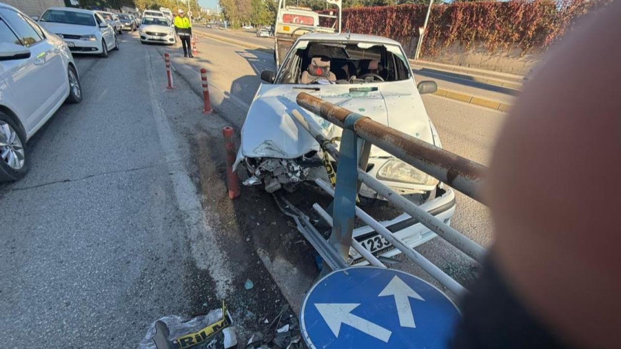 Otomobil bariyerlere saplandı