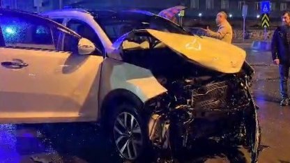 Erzurum'da otomobil ile halk otobüsü çarpıştı