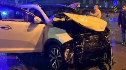 Erzurum'da otomobil ile halk otobüsü çarpıştı