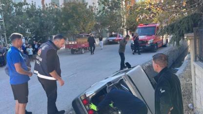 Otomobil su kanalına düştü