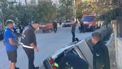 Otomobil su kanalına düştü
