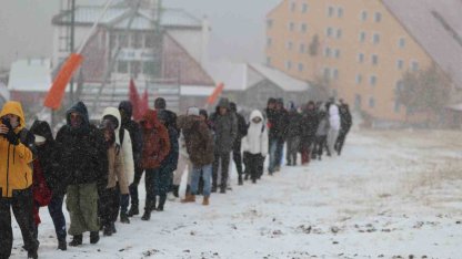 245 öğrenci marşlar eşliğinde zirveye yürüdü