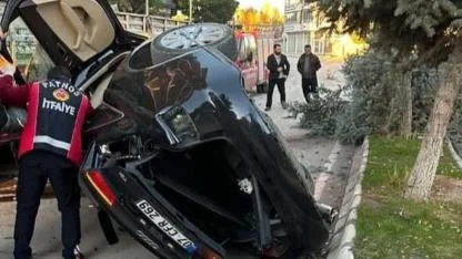 Otomobil orta refüjdeki ağaçlara çarparak devrildi