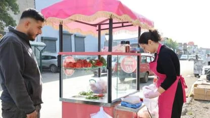 Pembe tezgahında gobit ekmeği satan girişimci yoğun ilgi görüyor