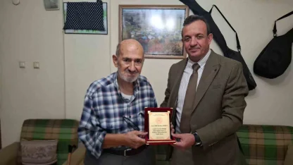 Müdürü Yılmaz şair ve ozanlara plaket verdi