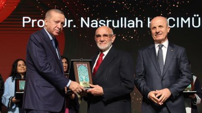 Prof. Dr. Nasrullah Hacımüftüoğlu’na özel ödül