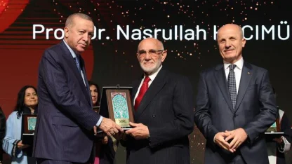 Prof. Dr. Nasrullah Hacımüftüoğlu’na özel ödül