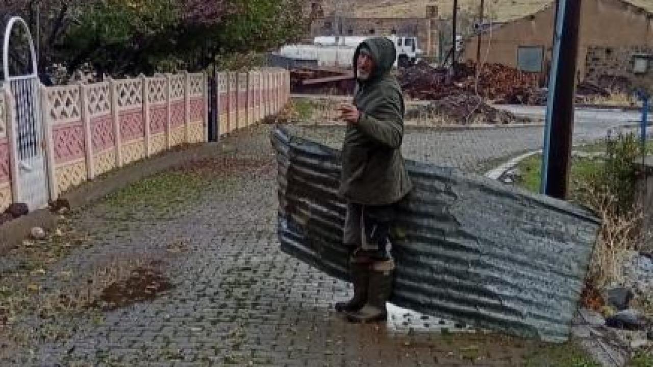 Şiddetli rüzgar ve fırtına çatıları uçurdu